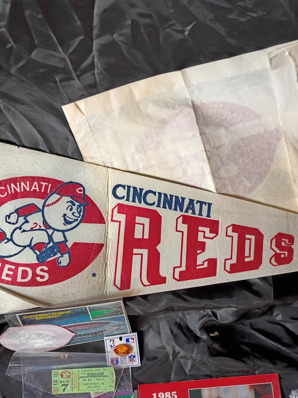 Cincinnati Reds Memorabilia - Set#1. - Picture 4 of 5